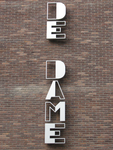 905676 Afbeelding van de tekst 'DE DAME' op de gevel van het seniorencomplex 'De Dame', op de hoek van de ...